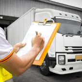 trabajador-almacen-mano-sujetando-portapapeles-inspeccion-cargando-control-envio-camiones-transporte-logistica-industria-carga_36860-61